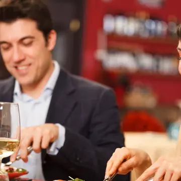 Semne că te mai vrea și după prima întâlnire