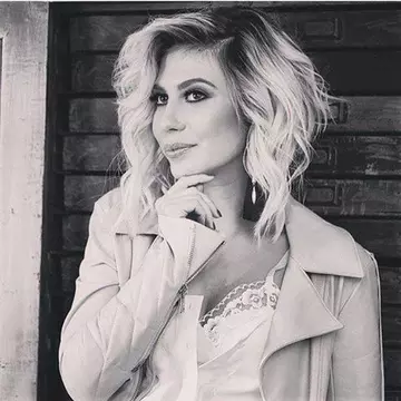 O foarte cunoscută vedetă de la noi se mărită și va fi mamă