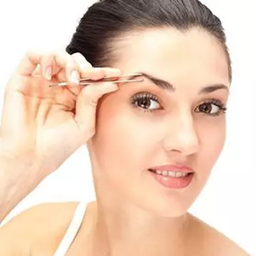 Truc: cum să îți pensezi sprâncenele, ca să-ți schimbi look-ul