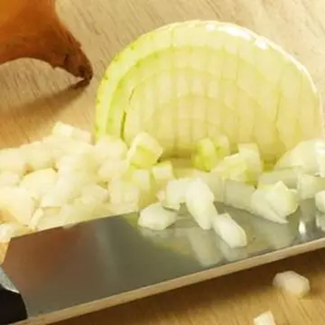 De ce plângi când tai ceapa şi ce trebuie să faci ca să nu mai lăcrimezi când găteşti