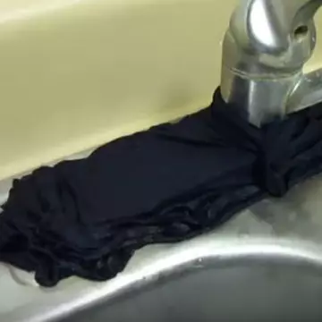Truc genial. Ce se întâmplă dacă pui o cârpă cu oteț pe chiuveta din bucătărie