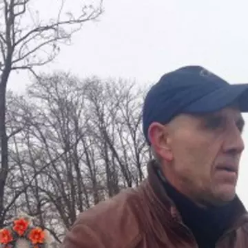 Întors în ţară după 16 ani, un ieşean s-a trezit cu 86 de cavouri pe terenul său!