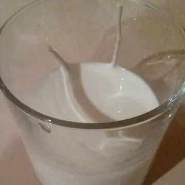 O constănțeancă i-a dat fiului său un pahar cu lapte și imediat micuțul s-a înecat și a vomat! Ce a urmat i-a șocat pe amândoi!