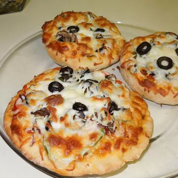 Mini pizza cu mozzarella, măsline şi şuncă
