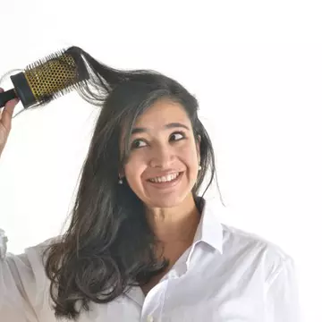 Ți se îngrașă părul foarte repede? Ce boli poate ascunde acest lucru