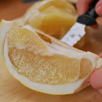 Este uluitor! Ce se întâmplă cu organismul tău dacă mănânci pomelo