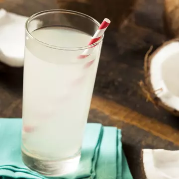 De ce este bine să bei apă de cocos