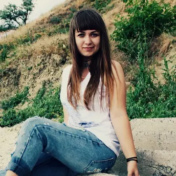 Cum îți tunzi bretonul singură. Metoda care nu dă greș! VIDEO