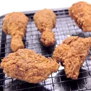 Rețeta originală de pui crispy, făcută publică. Ingredientele pe care nu te-ai fi gândit să le pui | VIDEO