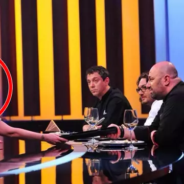 Va mai amintiţi de stewardesa care l-a jignit pe Adrian Iovan? Raluca a ajuns vedetă la un show culinar!