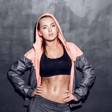 Transformări incredibile prin care trec femeile cu ajutorul unei antrenoare de fitness