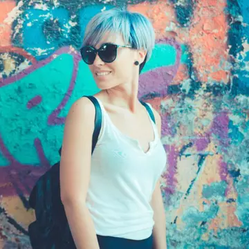 Trend alert: părul în nuanțe denim