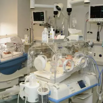 Mamă la doar 12 ani! Tatăl e și el un copil de doar 15 ani