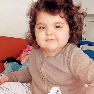 «E singurul meu copil, e sufletul meu! Ajutaţi-mă!» | Tratată timp de câteva luni de o banală urticarie, Măriuca a fost diagnosticată tardiv cu neuroblastom