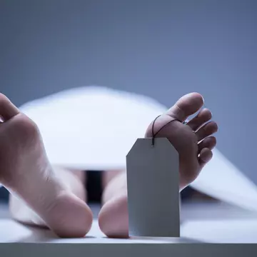 Concubina şi cele cinci surori ale unui decedat se ceartă pe cadavrul acestuia! Care e motivul!