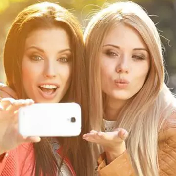 Medicii avertizează: Selfie-urile provoacă riduri fine și mici pete pe față