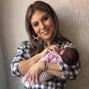 Surpriză de proporţii după ce a născut! Cine va fi naşa fetiţei lui Sore