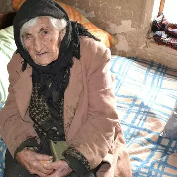 O bătrână singură din Gorj așteaptă să facă 100 de ani cu sicriul pe prispă