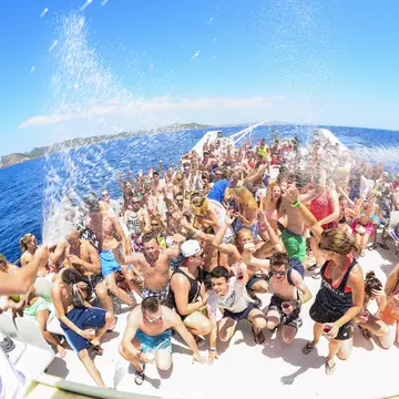 (P) Party pe vapor, în Ibiza