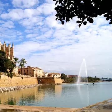 (P) Palma de Mallorca, între viață de noapte și istorie
