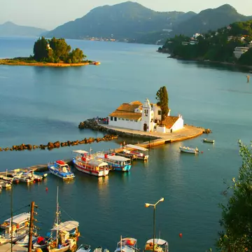 (P) Sărbători pascale cu tradiţii unice, în Corfu