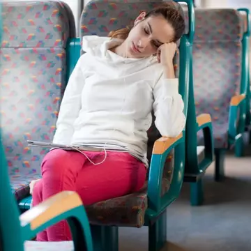 De ce ne este mereu somn în mijlocul de transport în comun