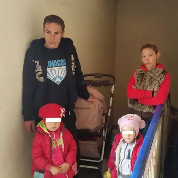 Muieţi-s posmagii? Trăiau în scara unui bloc, dar au refuzat o garsonieră!