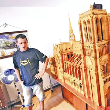 Un tânăr din Lugoj a construit Catedrala Notre Dame din 250.000 de beţe de chibrit