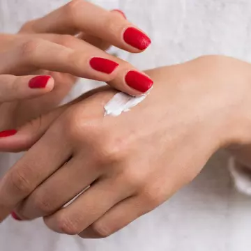 Cum să-ți faci acasă o cremă hidratantă pentru mâini și unghii