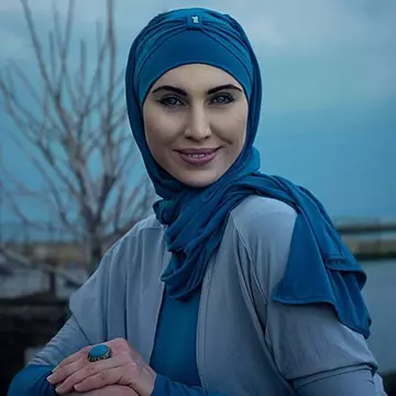 Lunetista cu hijab care i-a cucerit pe ucraineni. Soțul ei a încercat să-l asasineze pe Vladimir Putin