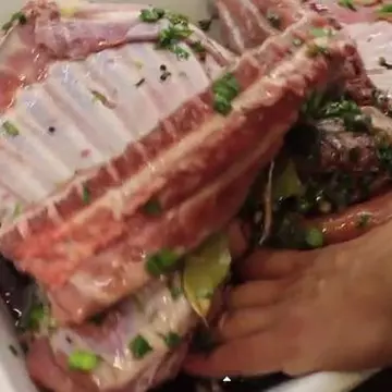 Cum se marinează corect carnea de miel, în vin și mirodenii! REȚETĂ VIDEO