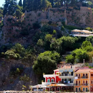 (P) Plaje spectaculoase şi castele de poveste, în Parga