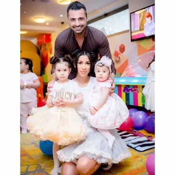 Fotografii în premieră de la turta fiicei lui Pepe! Vezi cum a reacționat micuța când nașa Andra i-a tăiat din păr