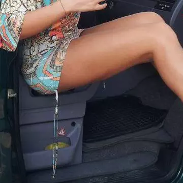 Picioarele te dau de gol! Uite ce mesaje transmiți când le ții încrucișate
