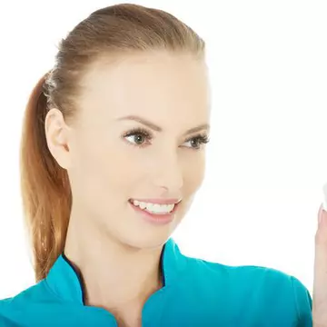 INDISPENSABILĂ la casa omului! Utilizări neștiute, dar miraculoase, ale banalei ape oxigenate