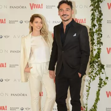 În umbra iubitului! Cum au pozat Lidia Buble și Răzvan Simion la VIVA! party