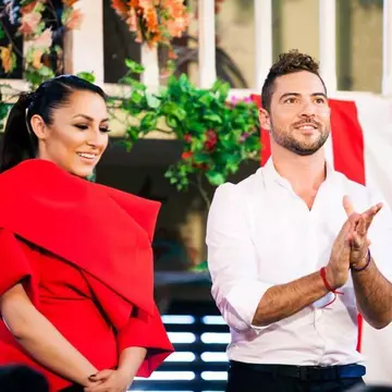 David Bisbal a sărbătorit cot la cot cu Măruță și echipa de filmare în stil 100% românesc. Festin cu mici la 3 dimineața!