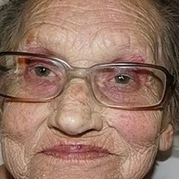 O bunicuță de 80 de ani și-a rugat nepoata să o machieze. Rezultatul a uimit mii de oameni