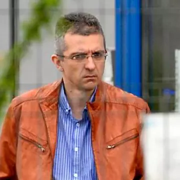 Condrea avea capul atât de zdrobit încât a fost identificat după lobii urechilor. Legiștii i-au cusut trei ore fața