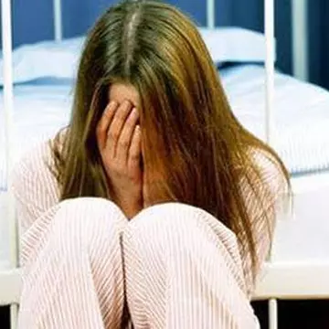 Caz cutremurător la Brăila. O fetiță luată în plasament a fost violată de concubinul asistentei maternale