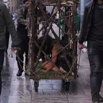 Aylin Cadir, plimbata într-o cusca prin centrul Capitalei