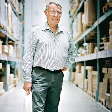 Are miliarde în cont și își cumpără haine doar de la second hand. De ce face asta fondatorul Ikea