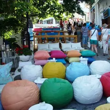 (P) Relaxare pe Strada Pernelor, în Skiathos
