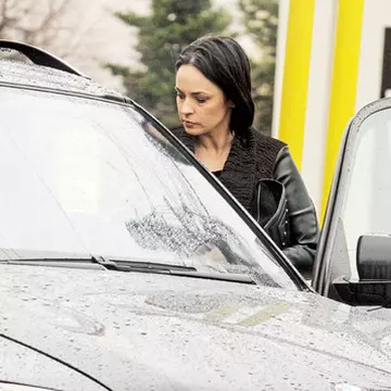 Decizia luată de polițiști după ce fratele Andreei Marin a bătut un jurnalist la înmormântarea tatălui ”Zânei”