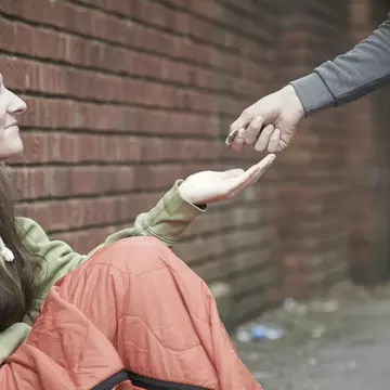 O adolescenta cerșea pe stradă alături de bebelușul ei. Un suflet bun i-a schimbat destinul într-o singură zi