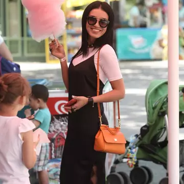 Toată lumea s-a uitat la picioarele ei! Vezi ce sandale poartă Adelina Pestrițu!