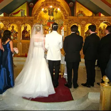 După doi ani de căutări asidue, mama mi-a găsit soțul ideal