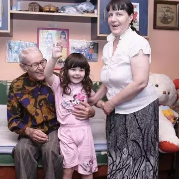 El este cel mai bătrân tată din România. A devenit părinte la 76 de ani după un anunț la ziar