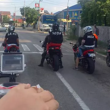 FOTO | Cum și-a cerut un motociclist din Bacău iubita în căsătorie!
