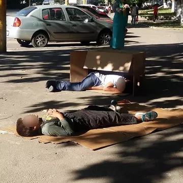 Singuri pe lume! Trei copii dorm pe stradă, întinși pe cartoane